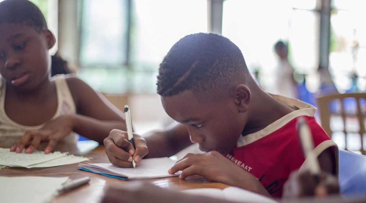 Dois meninos a estudar na escola